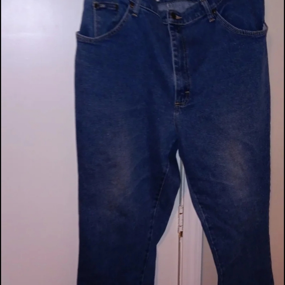 Lee mens dark blue jeans 42 x 34 GREAT CONDITION( HAS MINOR STAIN) MAKE OFFERS